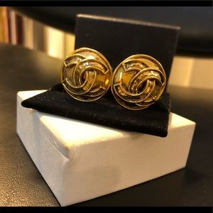 Authentic Vintage Chanel Earrings CC logo clip on